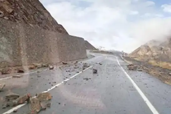 Siirt’te karayoluna çok sayıda kaya düştü: Facianın eşiğinden dönüldü