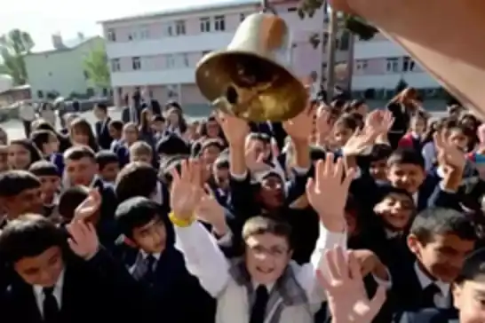 Betlaneya navebrê ya perwerdehîyê bi dawî dibe, 18 milyon xwendekar îro vegerîyan dibistanan