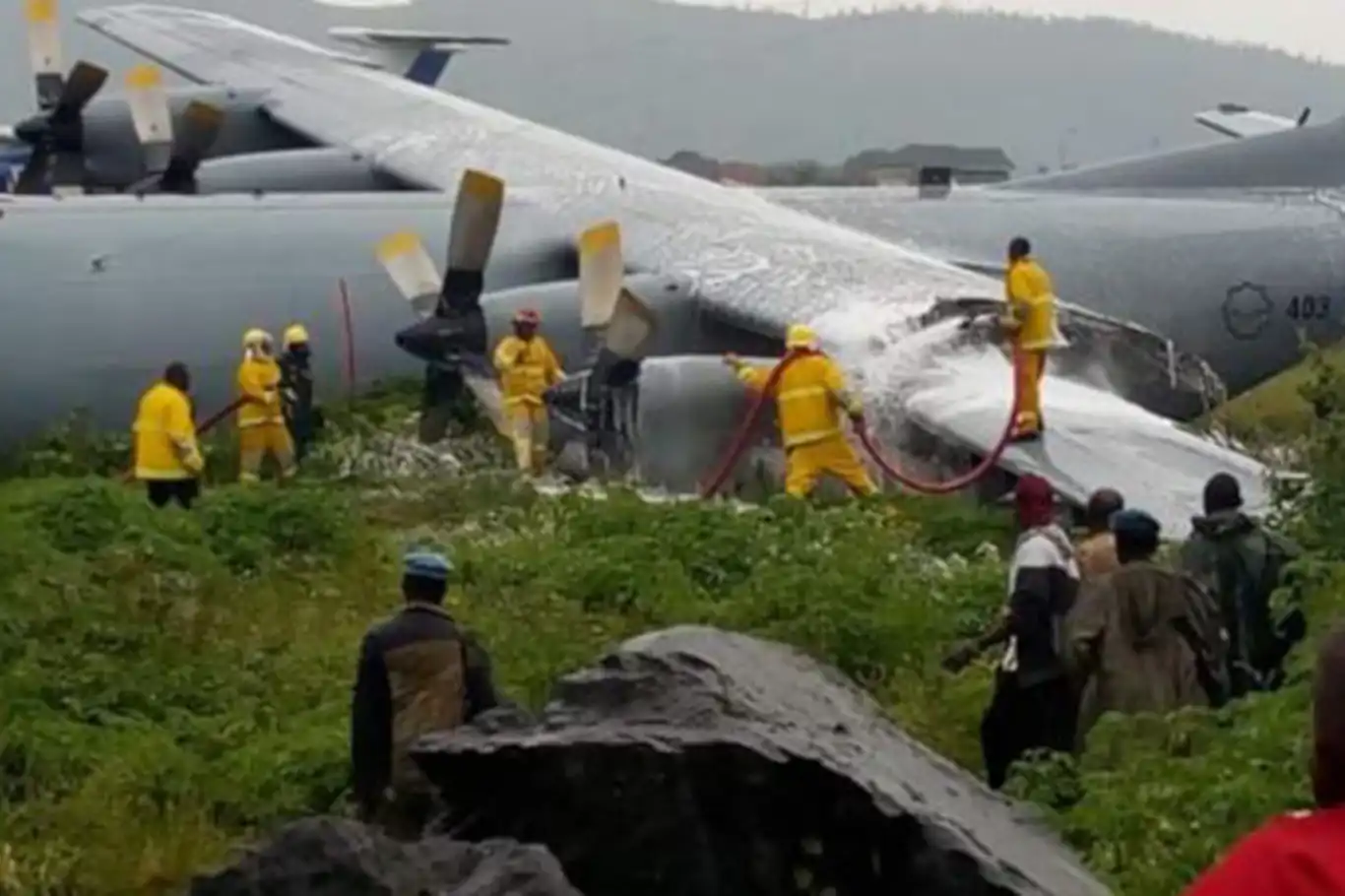 Kongo'da bakan ve heyetini taşıyan uçak pistten çıkarak alev aldı