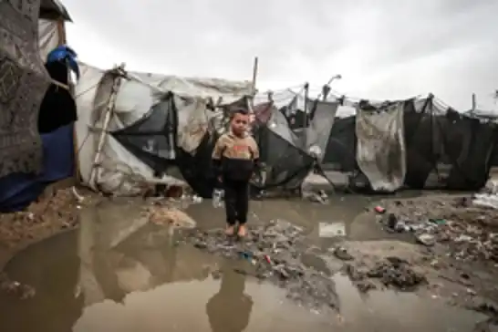 در غزه ده‌ها هزار چادر زیر آب رفت؛ صدها هزار نفر در شرایط فاجعه‌بار زندگی می‌کنند