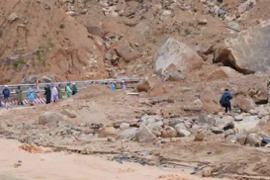 Vietnam’da yolcu otobüsü göçük altında kaldı: 6 ölü, 32 yaralı