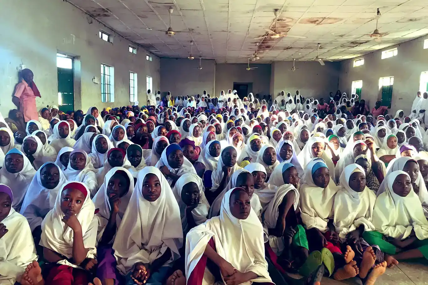 Li Nîjeryayê mirovên çekdar herî kêm 25 qîzan revandin