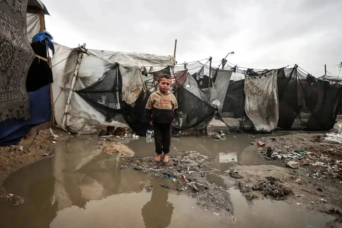 لە غەززە دەیان هەزار خێمە لە ژێر ئاودا مانەوە