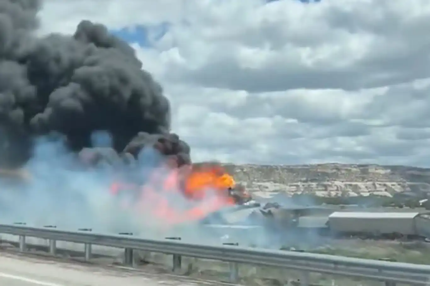 Meksika'da raydan çıkan tren cayır cayır yandı Meksika'da raydan çıkan tren cayır cayır yandı