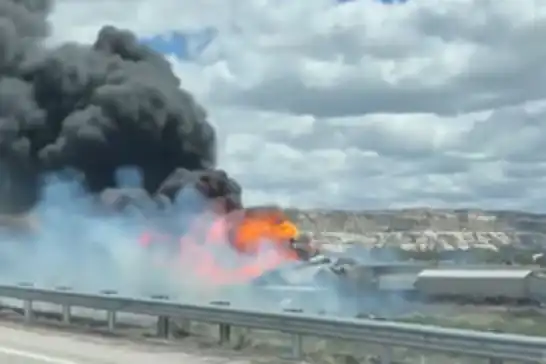Meksika'da raydan çıkan tren cayır cayır yandı