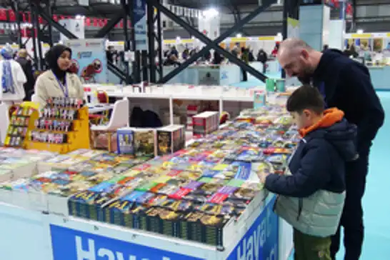 Kitap fuarı ziyaretçileri: Kitap insanın dünyaya bakışını değiştirir