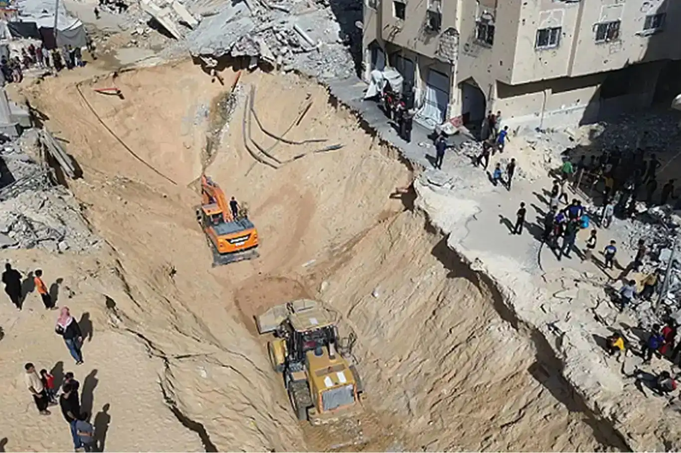 اللجنة الدولية للصليب الأحمر وكتائب القسام تدخلان شرق غزة لانتشال جثامين الأسرى