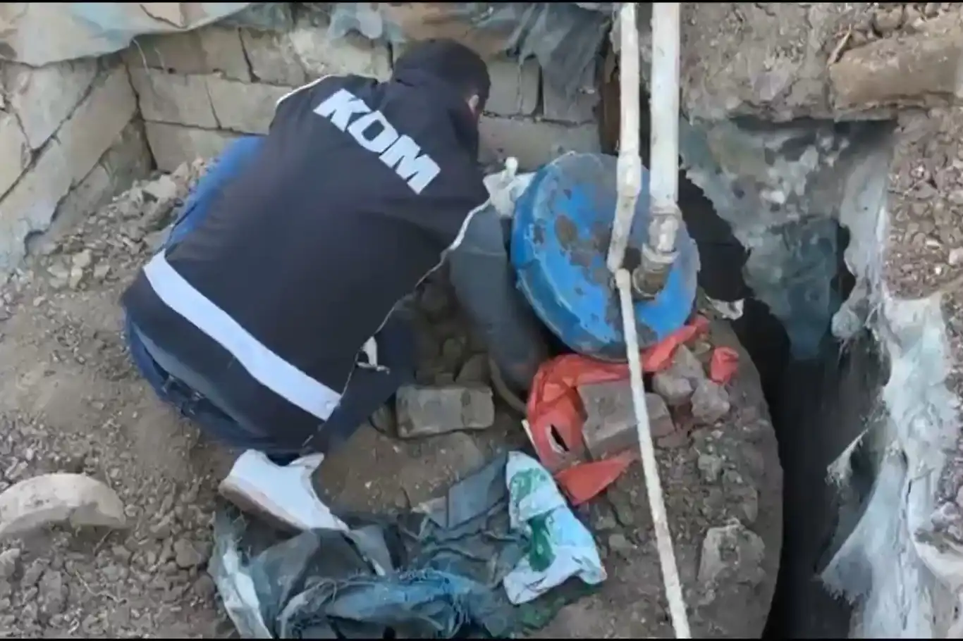 Ağrı'da düzenlenen operasyonda 3 tondan fazla kaçak motorin ele geçirildi