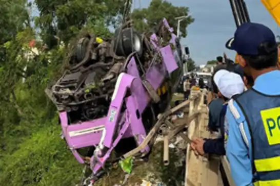 Kamboçya'da otobüs kazası: 13 ölü, 24 yaralı