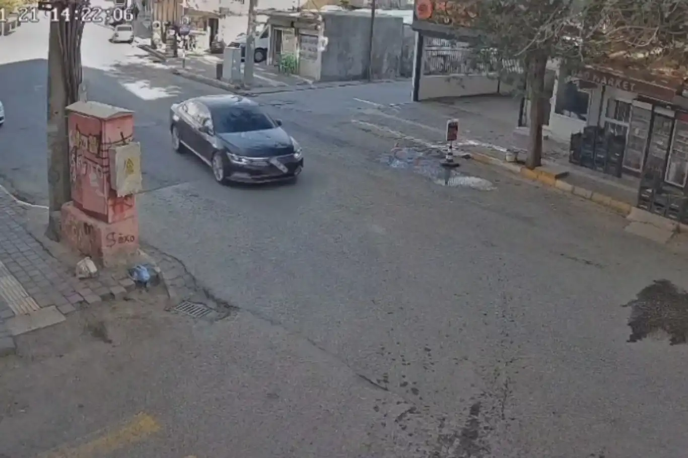 Mardin'de otomobilin çocuğa çarptığı anlar kameraya yansıdı