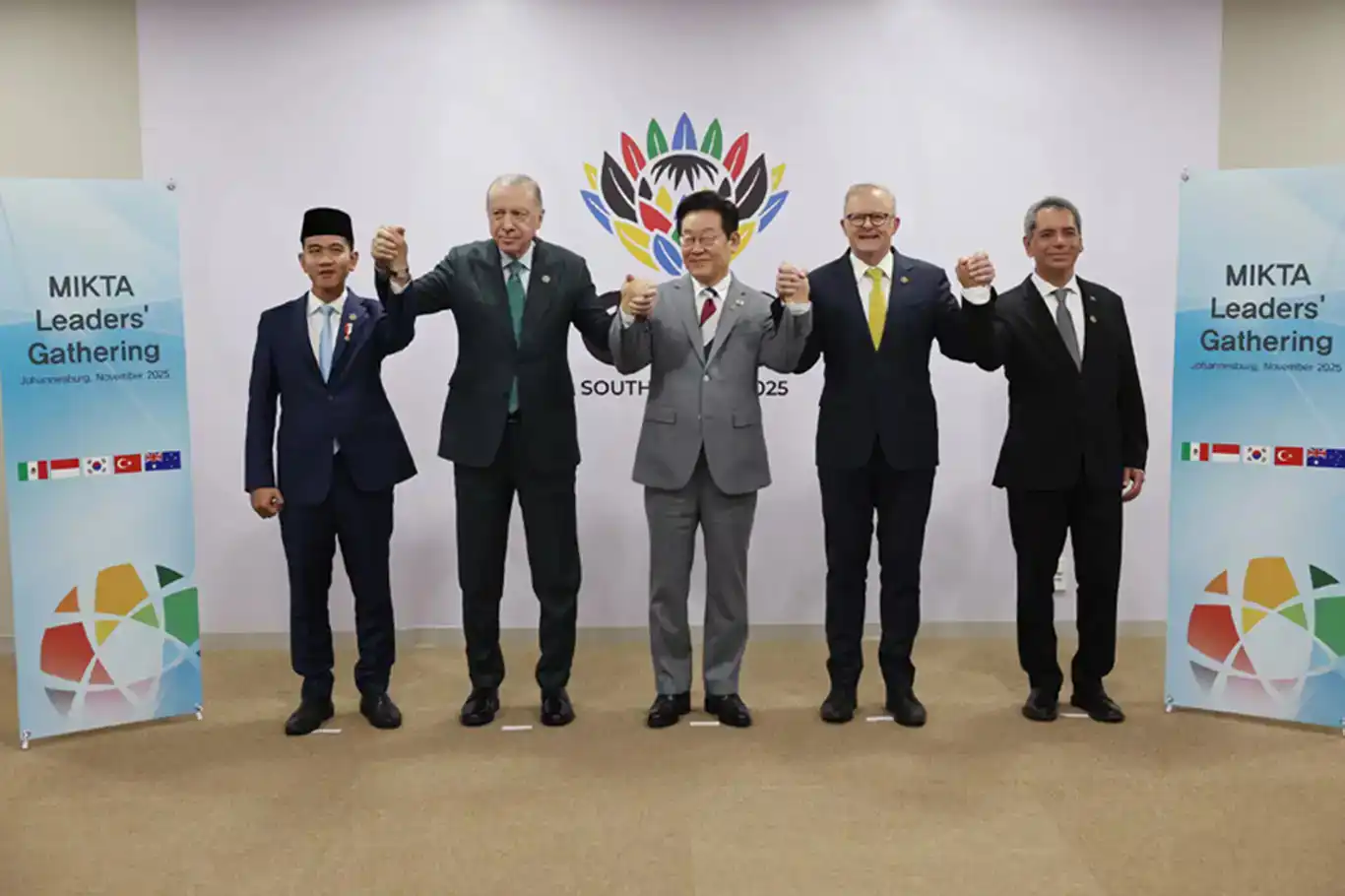 الرئيس أردوغان يلتقي قادة دول منصة MIKTA على هامش قمة العشرين في جوهانسبرغ