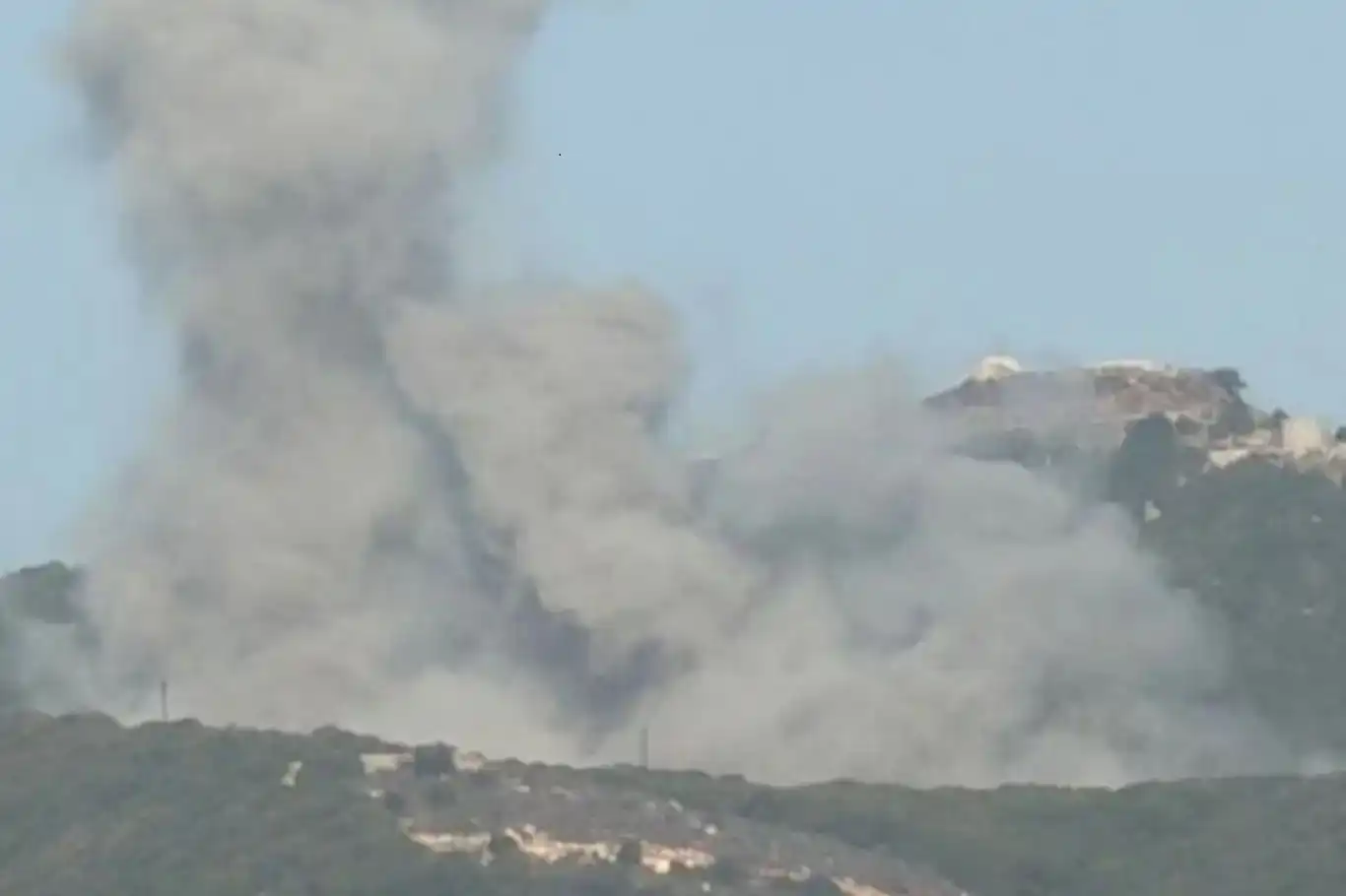 الاحتلال الصهيوني يطلق موجة جديدة من الهجمات على جنوب وشرق لبنان