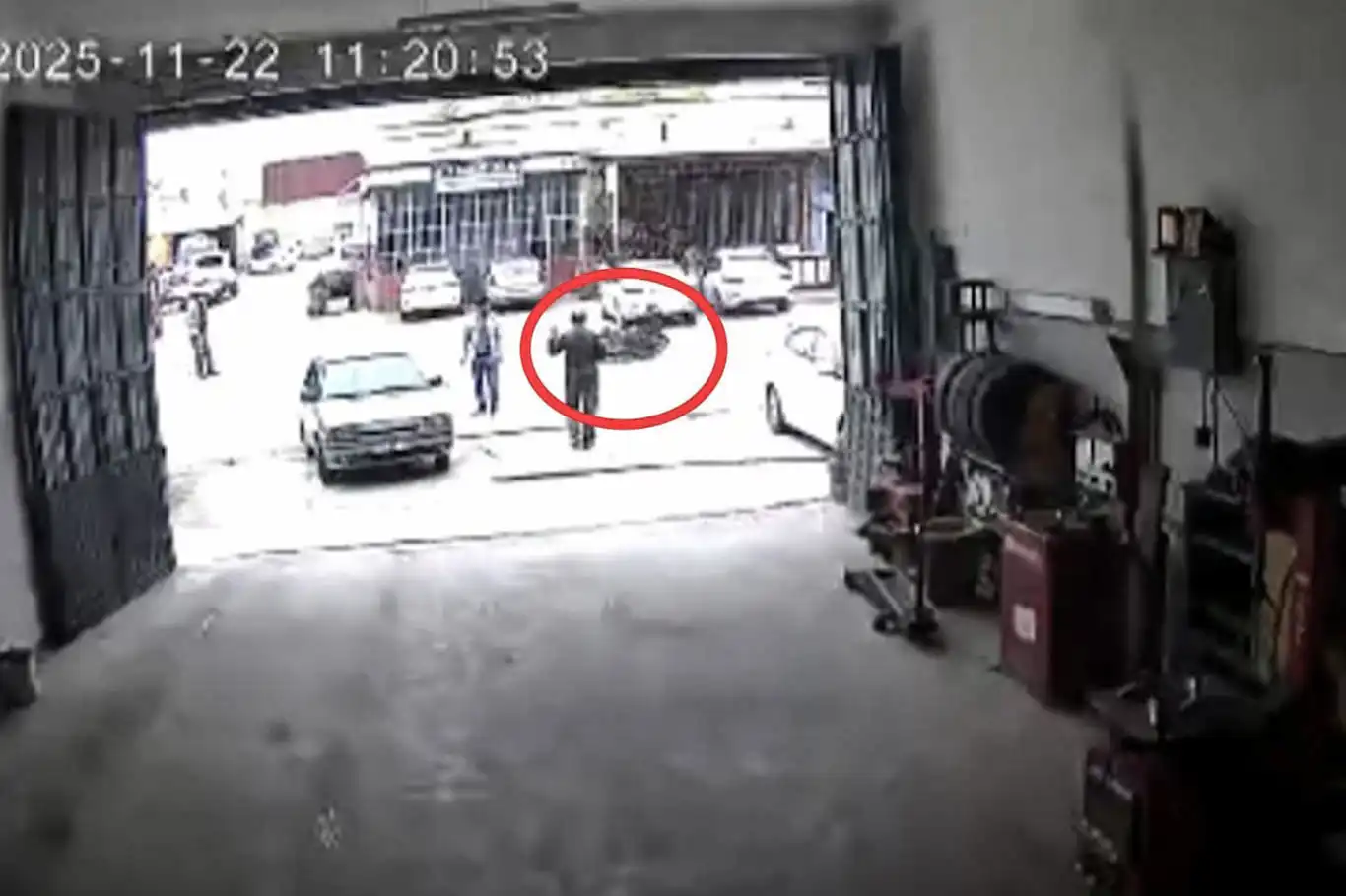 Motosikleti kayarak düşen sürücü ölümden döndü