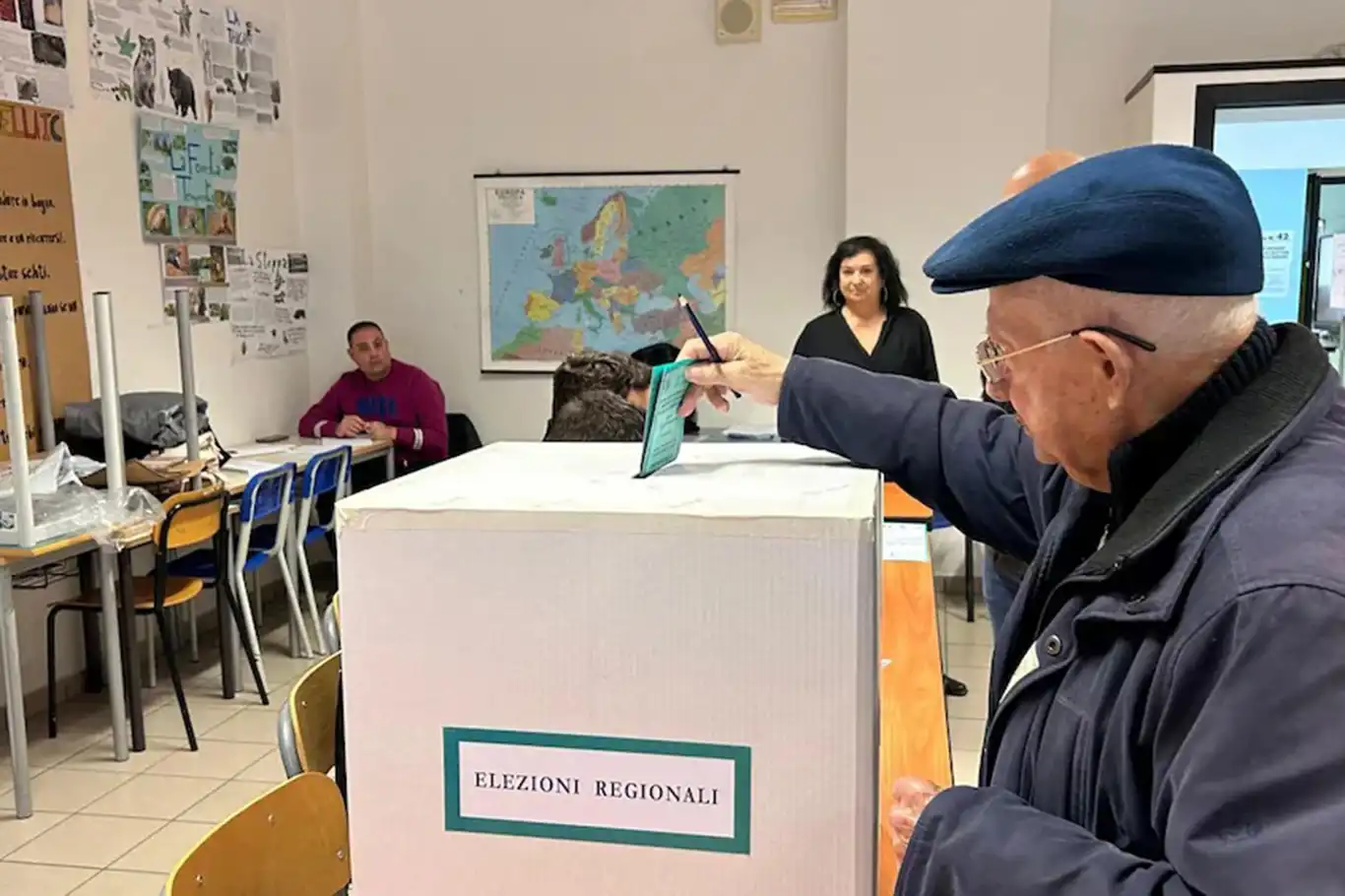 İtalya'da halk üç büyük bölgesinde seçim için sandık başında