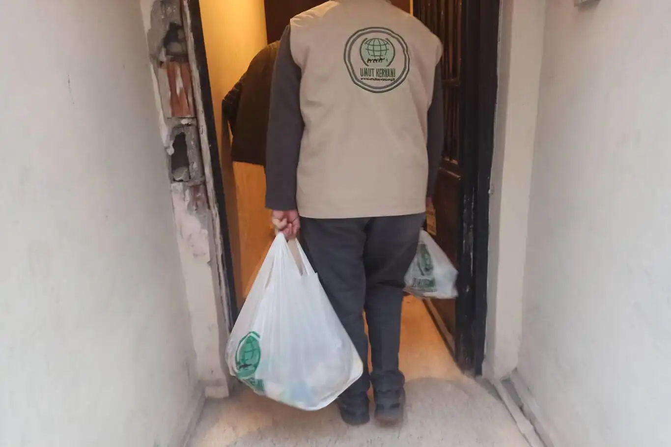 Umut Kervanı İskenderun’da ihtiyaç sahibi ailelere gıda ve et ulaştırdı