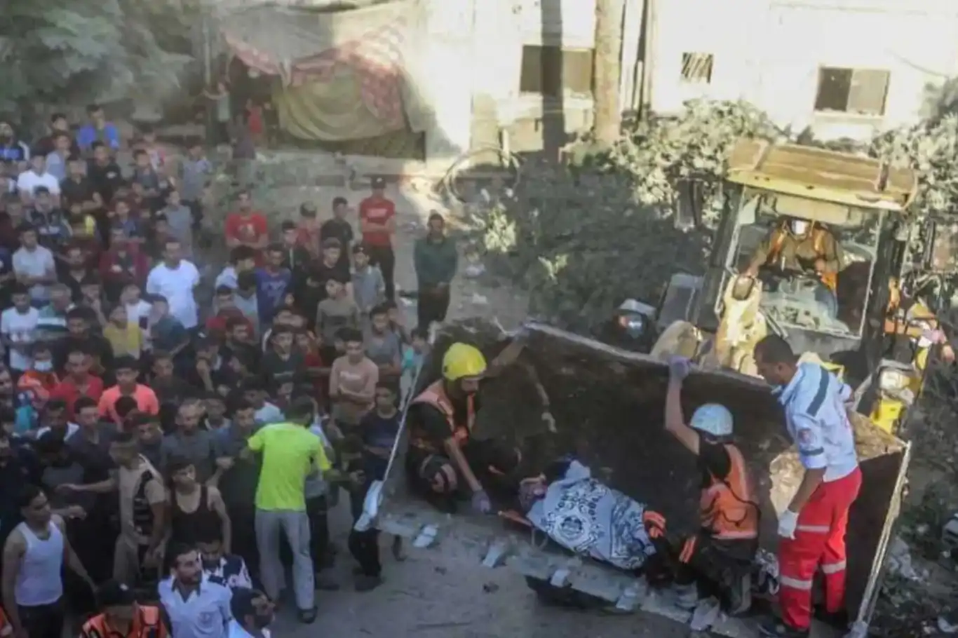 غزة..انتشال جثامين 8 شهداء من تحت أنقاض منزل في مخيم المغازي