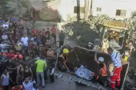 غزة..انتشال جثامين 8 شهداء من تحت أنقاض منزل في مخيم المغازي