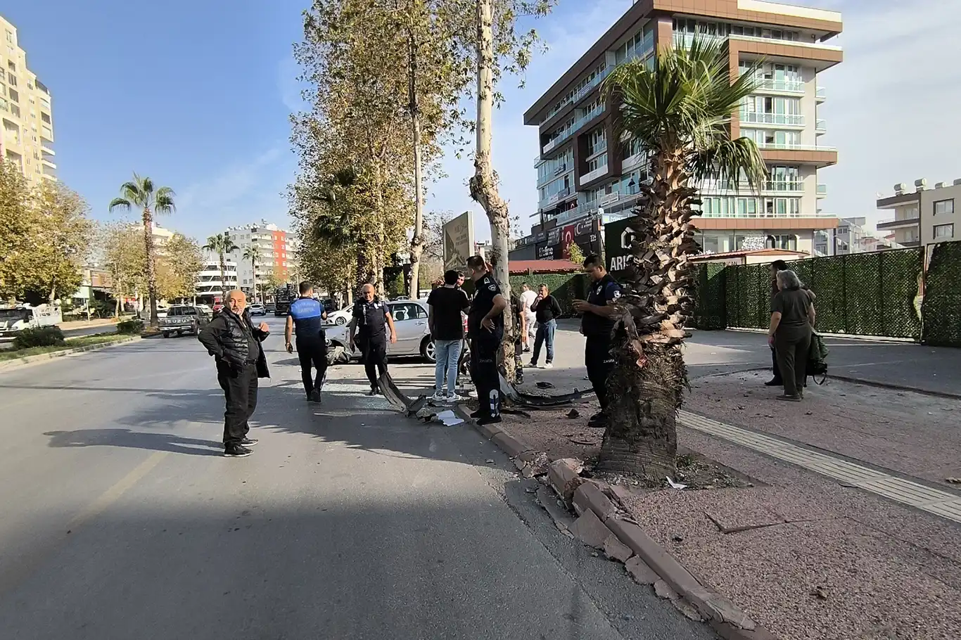 Direksiyon hâkimiyetini kaybeden sürücü yol kenarındaki bariyerlere çarptı