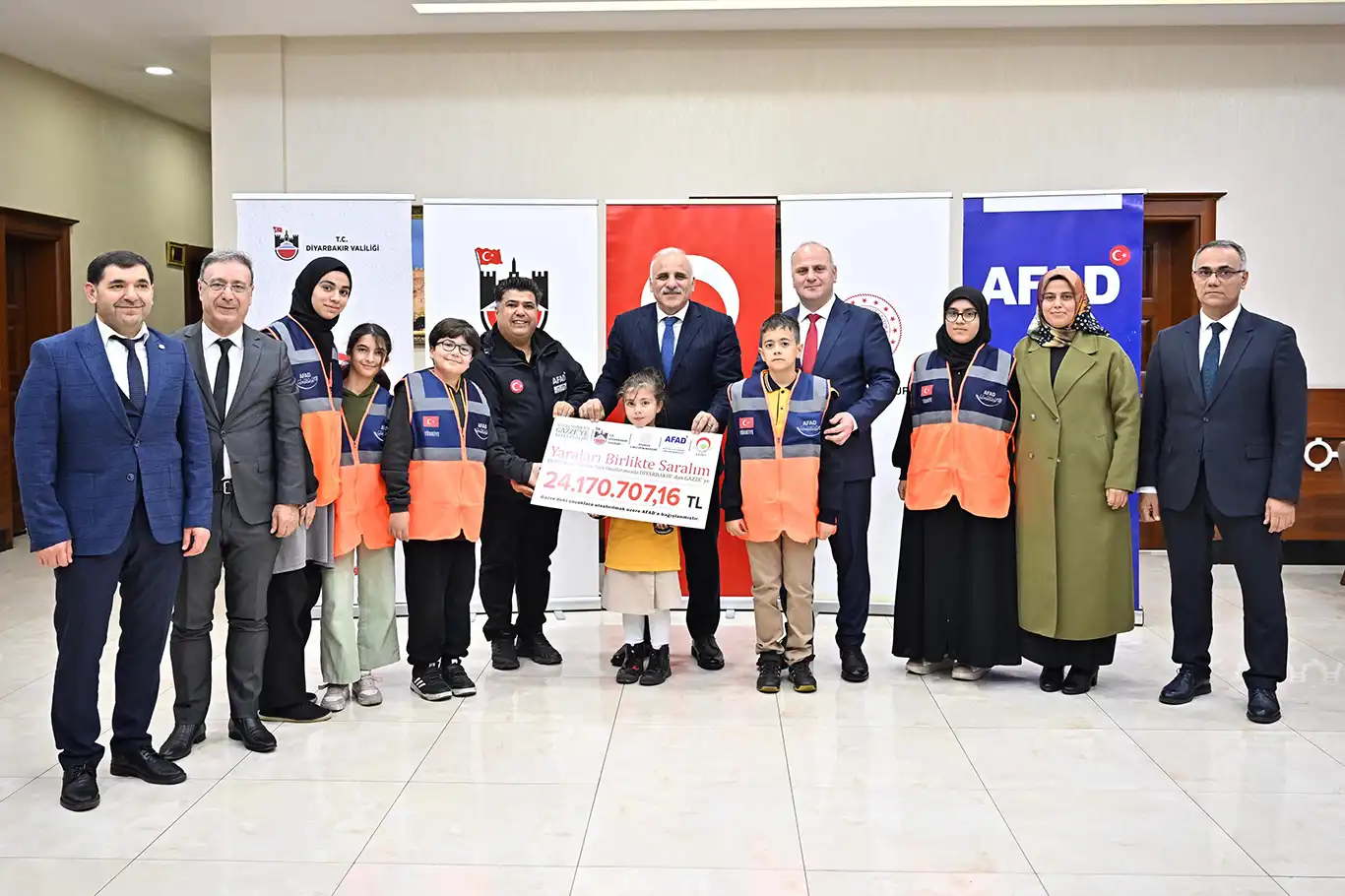 Diyarbakır’da Gazze için toplanan 24 Milyon TL AFAD’a teslim edildi