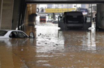 لبنان.. منخفض جوي يغرق وزارة العمل ويشل طرقات بيروت