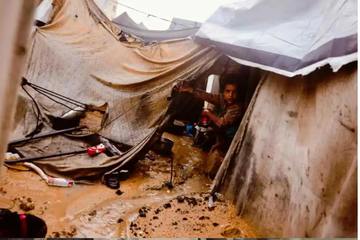 غزة… معاناة لا تنتهي وسط أمطار غزيرة وبرد قارس