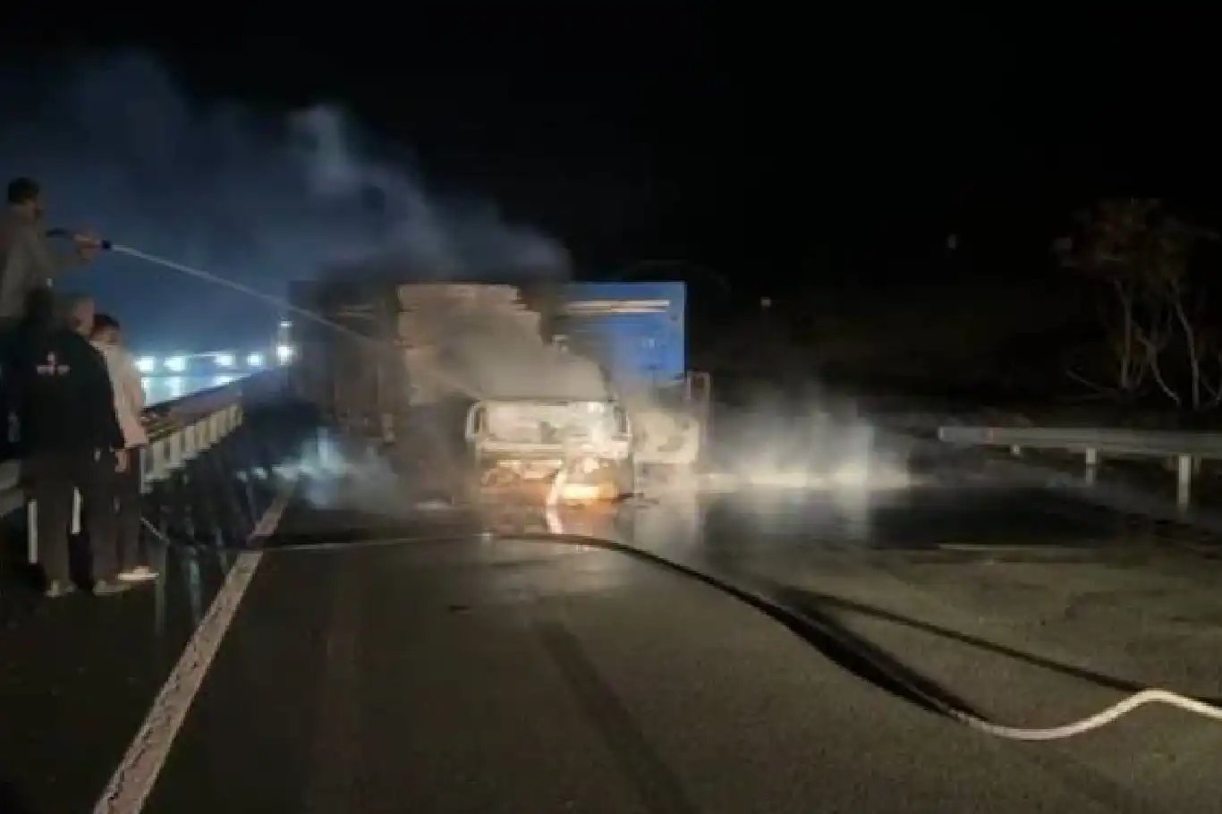 Elazığ’da feci kaza: Otomobil traktöre çarpıp yandı, 2 yaralı