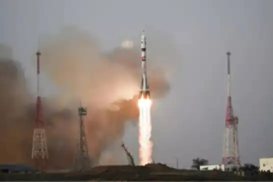 مركبة فضائية تقل أمريكيًا وروسين تدخل المدار بنجاح