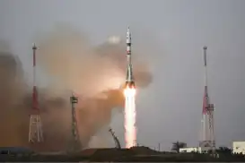 مركبة فضائية تقل أمريكيًا وروسين تدخل المدار بنجاح