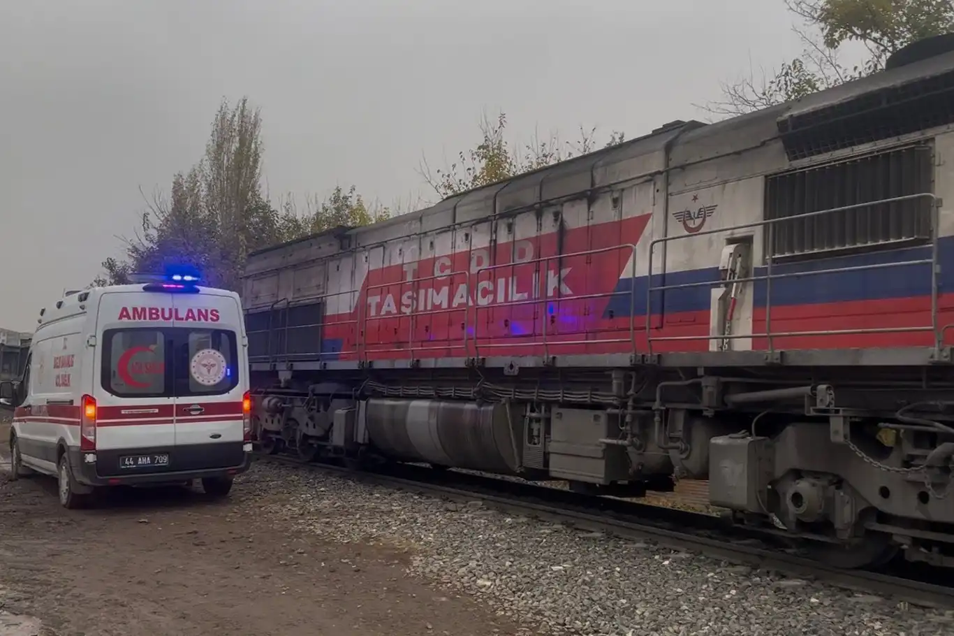 Rayların üzerine düşen yaşlı adam trenin altında kalarak yaralandı