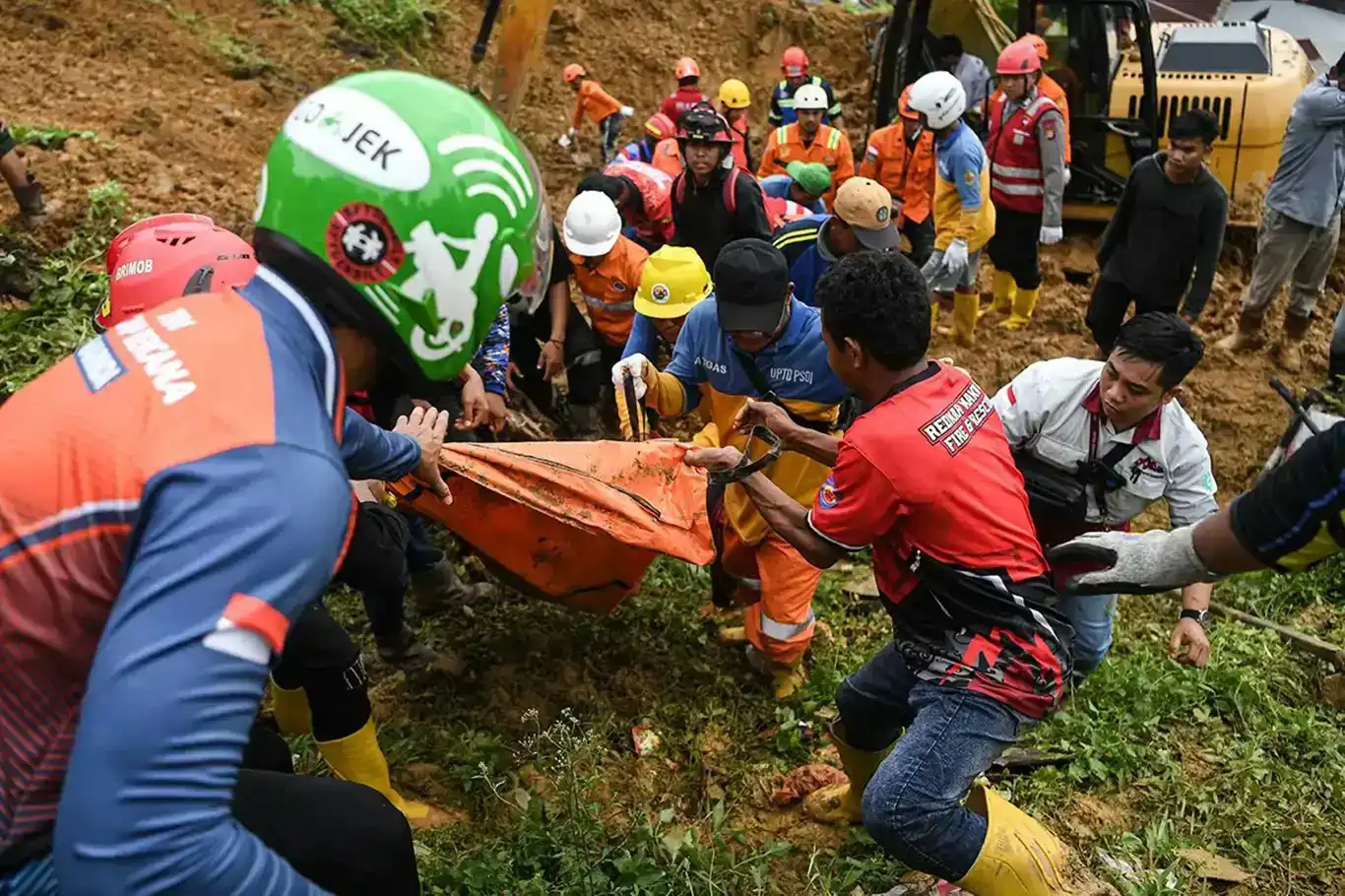 ژمارەی گیانلەدەستدان بەهۆی لافاو و زەوی لەرزینەکانی ئەندەنوسیا بۆ ١٧٤ کەس بەرزبووەوە