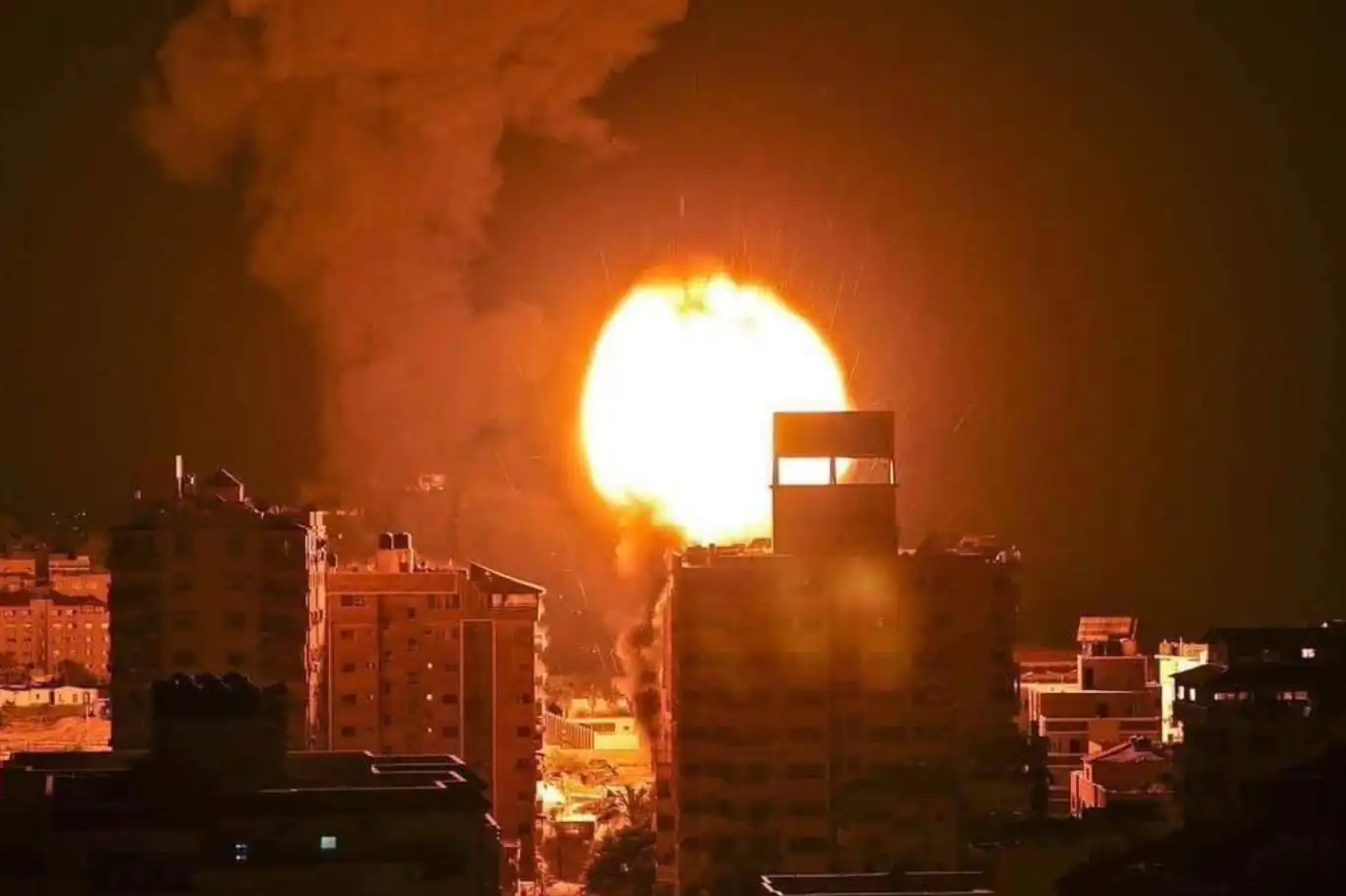 رغم اتفاق وقف إطلاق النار..الاحتلال يواصل غاراته ونسفه للمنازل في غزة