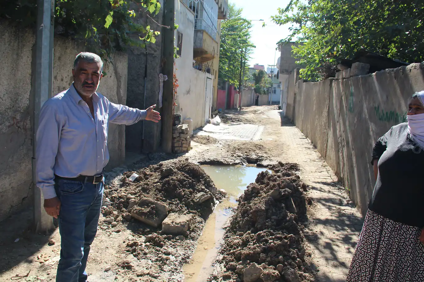 Batman'da mahalle sakinleri: Alt yapı çalışması çileye dönüştü, iki aydır içme suyu boşa akıyor 