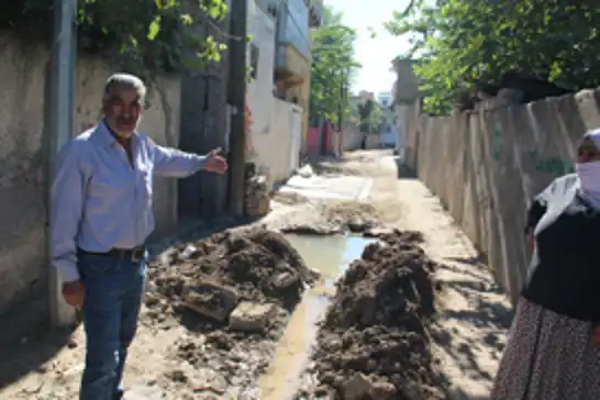 Batman'da mahalle sakinleri: Alt yapı çalışması çileye dönüştü, iki aydır içme suyu boşa akıyor 