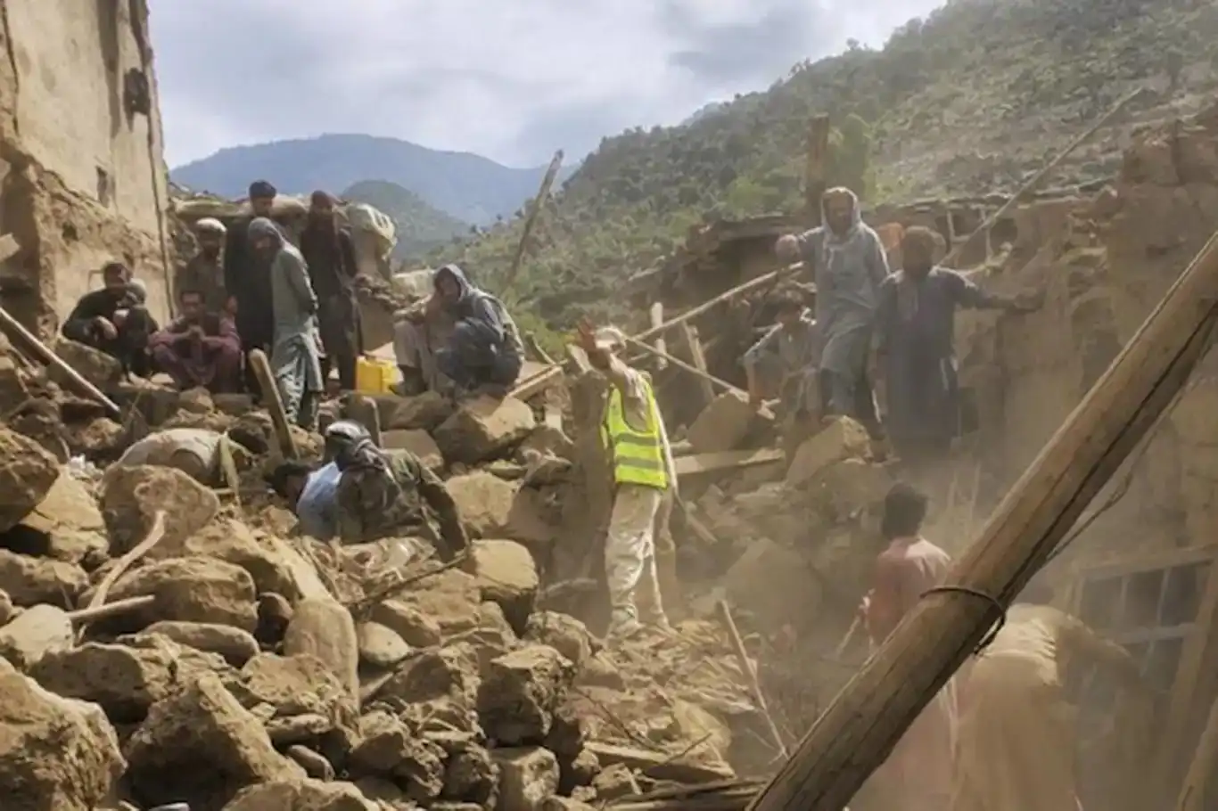 ارتفاع عدد ضحايا الزلزال الذي ضرب أفغانستان بقوة 6.3 درجات إلى 20 قتيلاً