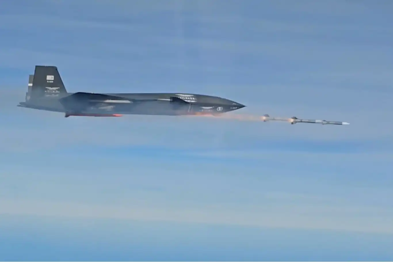 Bayraktar KIZILELMA'dan dünyada bir ilk: Havadan havaya füzeyle hedefini vurdu