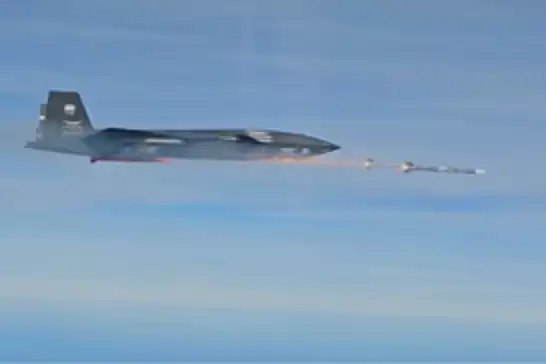 Bayraktar KIZILELMA'dan dünyada bir ilk: Havadan havaya füzeyle hedefini vurdu