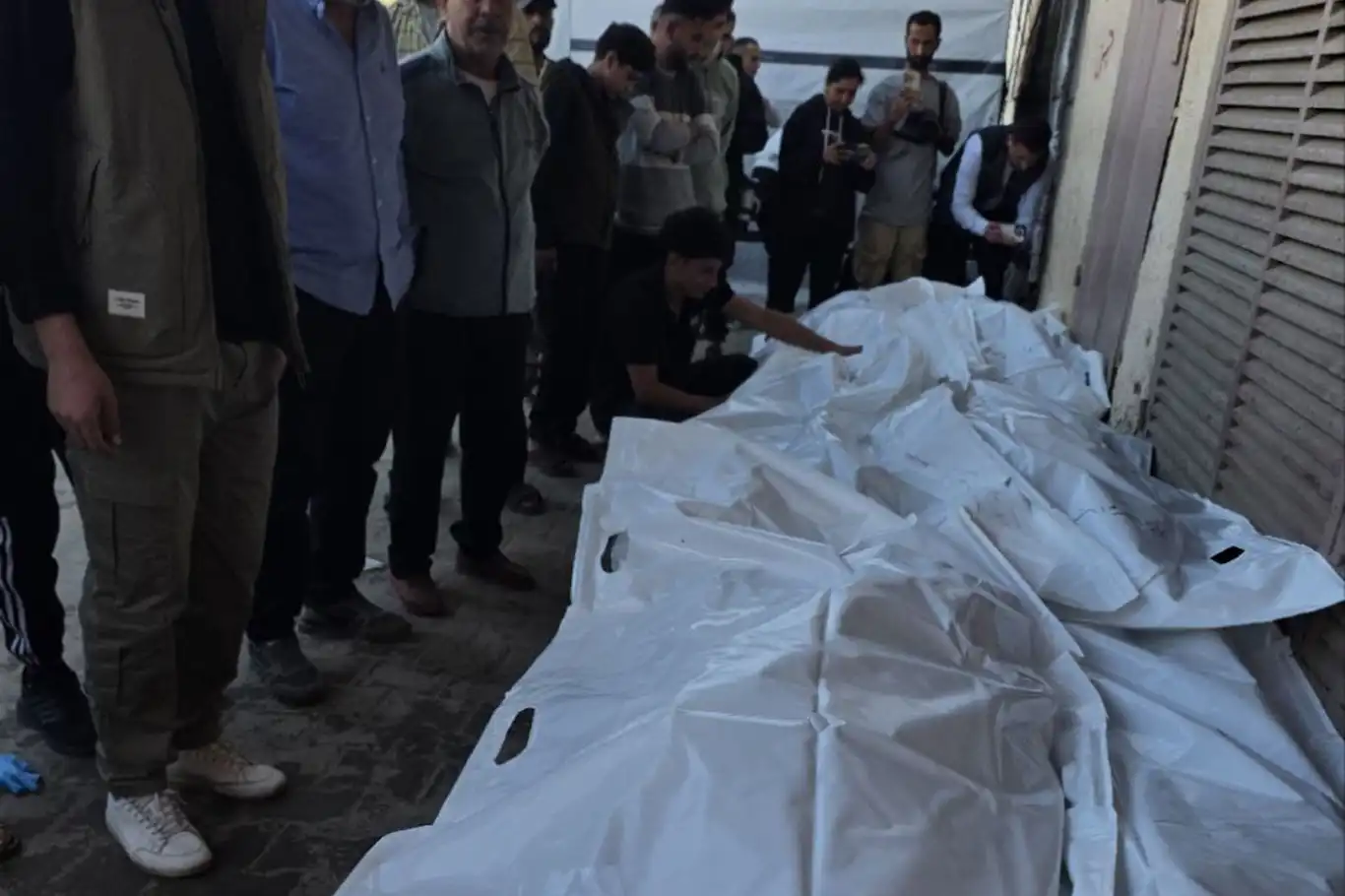 Gazze'de Sivil Savunma: Enkaz altındaki 10 bine yakın cenazeyi çıkarmak için yeterli ekipman yok