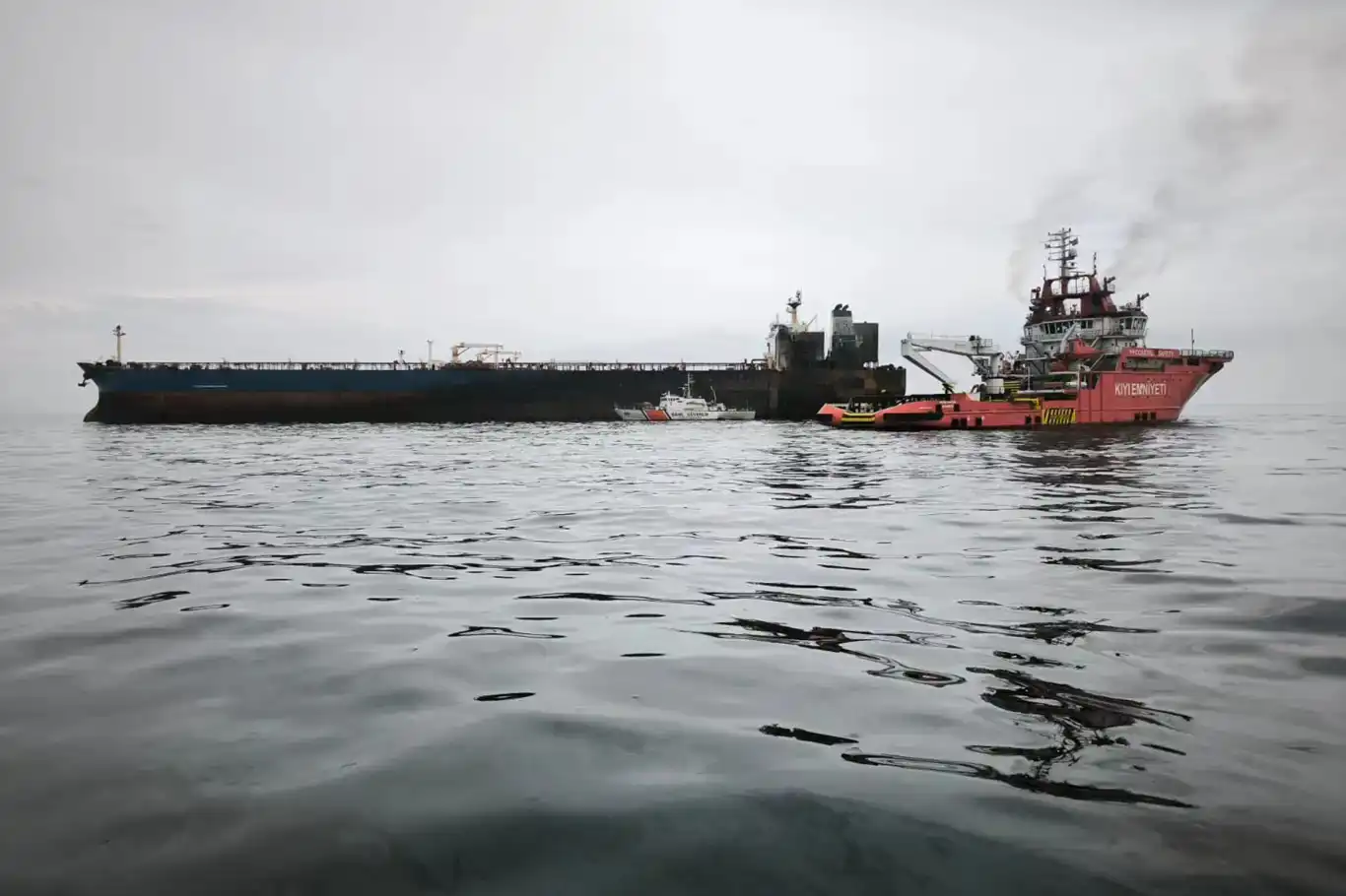 السلطات التركية تعلن إخماد الحريق في سفينة "KAIROS" قبالة سواحل البحر الأسود بالكامل 