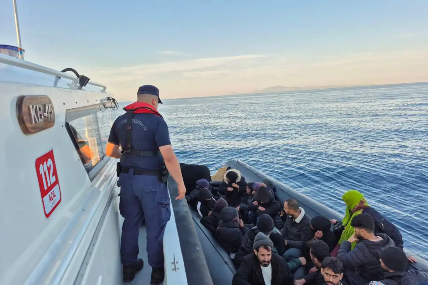 İzmir açıklarında 26 düzensiz göçmen kurtarıldı