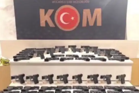 Eskişehir’de arızalı süsü verilen araçtan 480 tabanca ve binlerce silah parçası çıktı