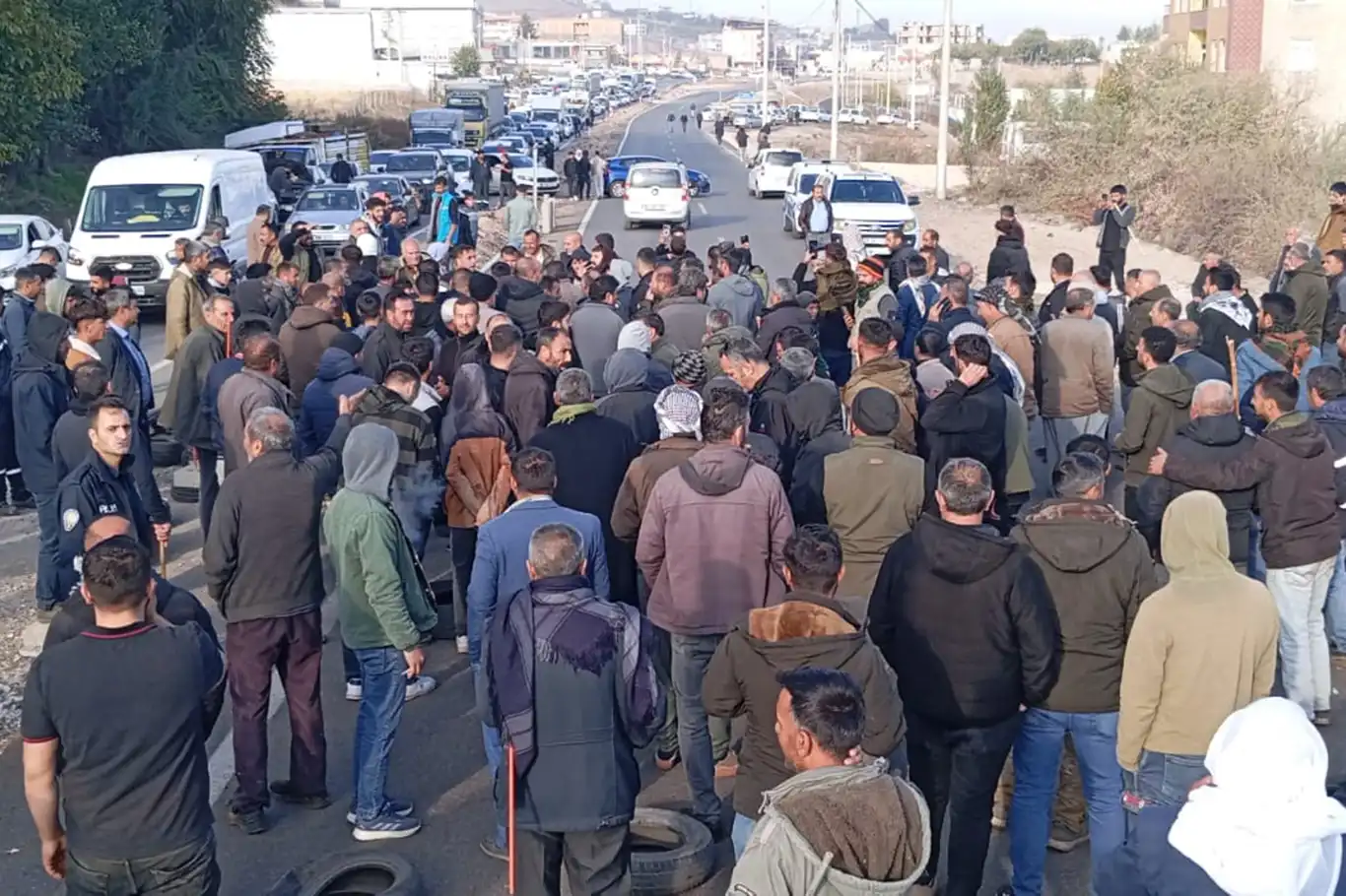 Besiciler, hayvan pazarının açılması talebiyle yol kapattı