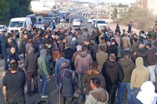 Besiciler, hayvan pazarının açılması talebiyle yol kapattı