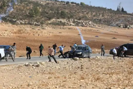 وسط مواجهات عنيفة..الاحتلال يشنّ مداهمات واسعة في الضفة الغربية