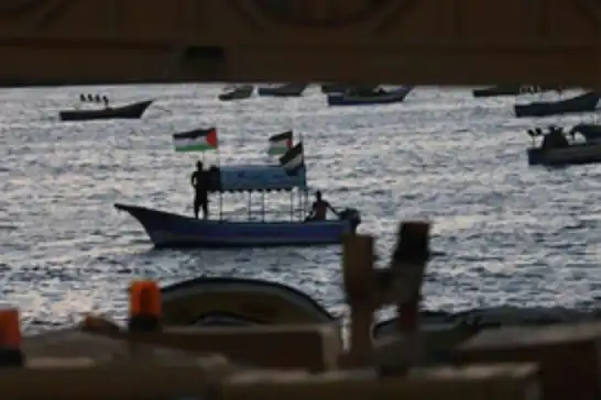 القوات البحرية الصهيونية تحتجز خمسة صيادين فلسطينيين قبالة سواحل غزة