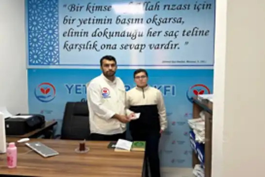 طالب من غازي عنتاب يقدم مثالًا إنسانيًا ويمنح أول منحة دراسية له دعمًا لغزة