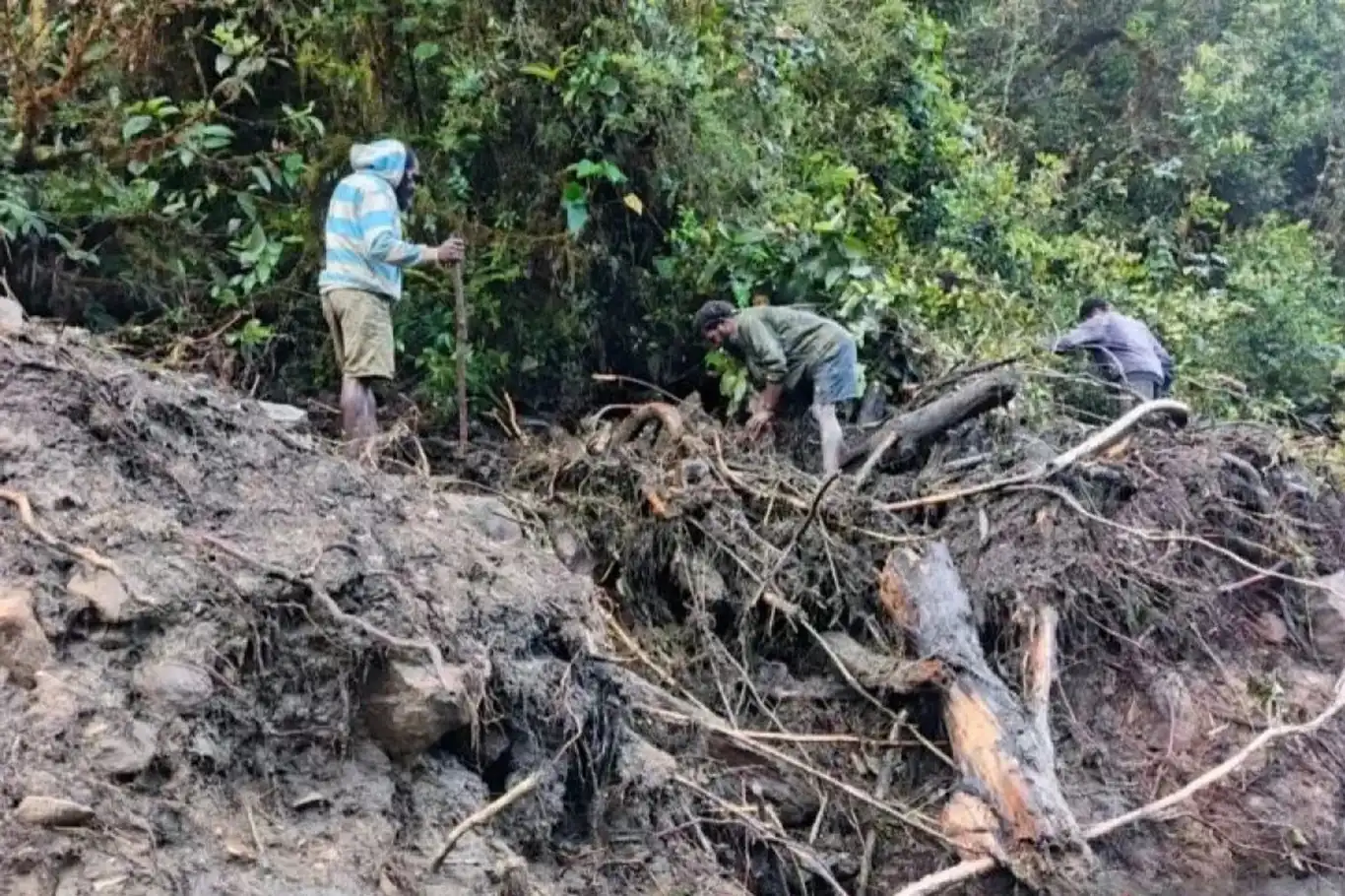 Endonezya'daki sel felaketinde 20'den fazla kişi kayıp