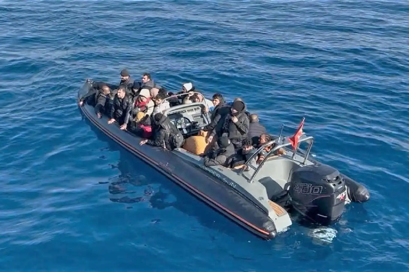 İzmir açıklarında 28 düzensiz göçmen yakalandı