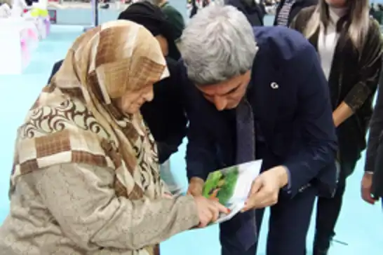 60 yaşında Kur'an-ı Kerim'i, 88 yaşında ise okuma-yazmayı öğrenerek herkese örnek oldu