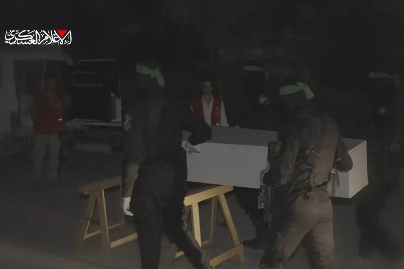 HAMAS anlaşmaya bağlı kalarak siyonist bir esirin cesedini daha Kızılhaç'a teslim etti