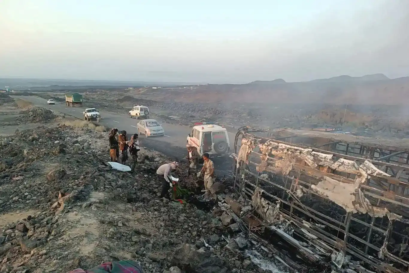 Li başûrê Yemenê otobûs û mînîbûs li hev qelibîn: 34 mirî